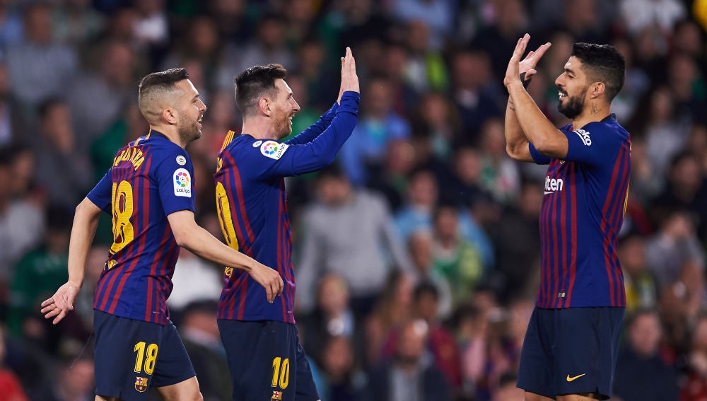 Messi y Suárez se felicitan por el gol del Barça