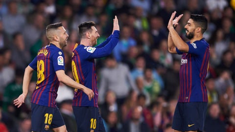 Messi y Su&aacute;rez se felicitan por el gol del Bar&ccedil;a