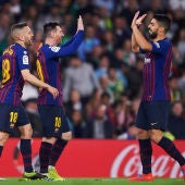 Messi y Suárez se felicitan por el gol del Barça