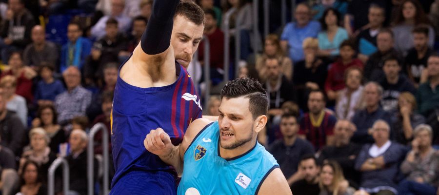 Víctor Claver defiende una acción ante el Estudiantes Víctor Claver defiende una acción ante el Estudiantes
