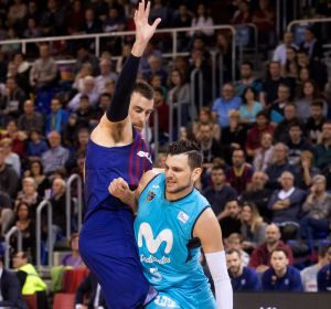 Víctor Claver defiende una acción ante el Estudiantes Víctor Claver defiende una acción ante el Estudiantes