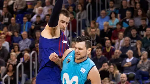 Víctor Claver defiende una acción ante el Estudiantes Víctor Claver defiende una acción ante el Estudiantes