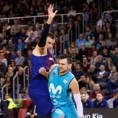 Víctor Claver defiende una acción ante el Estudiantes Víctor Claver defiende una acción ante el Estudiantes