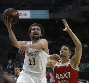 Llull penetra a canasta ante el Manresa Llull penetra a canasta ante el Manresa