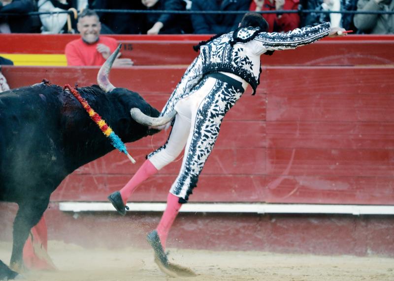 Enrique Ponce hospitalizado, con pronóstico grave, tras sufrir una cogida en Valencia Enrique Ponce hospitalizado, con pronóstico grave, tras sufrir una cogida en Valencia