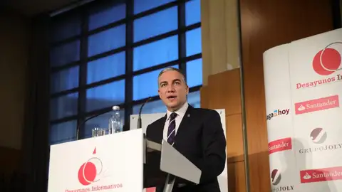 Elías Bendodo El consejero de presidencia de la Junta, en un momento del desayuno informativo celebrado este lunes en Málaga