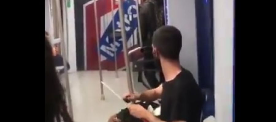 Un joven afilando un cuchillo en el Metro de Madrid Un joven afilando un cuchillo en el Metro de Madrid