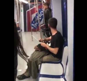 Un joven afilando un cuchillo en el Metro de Madrid Un joven afilando un cuchillo en el Metro de Madrid