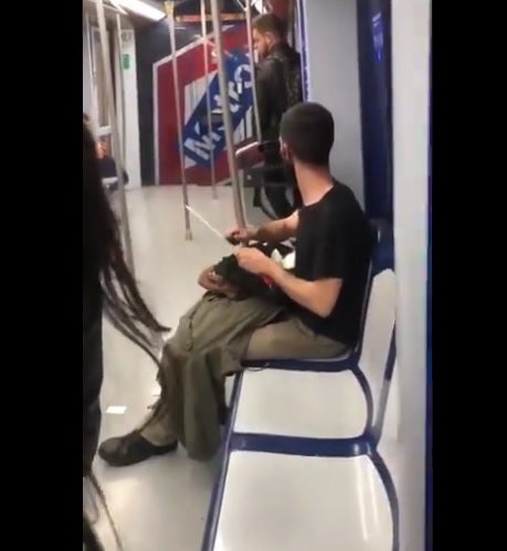 El joven que afiló un cuchillo cuando viajaba en Metro es un cortador profesional de jamón que iba a trabajar El joven que afiló un cuchillo cuando viajaba en Metro es un cortador profesional de jamón que iba a trabajar