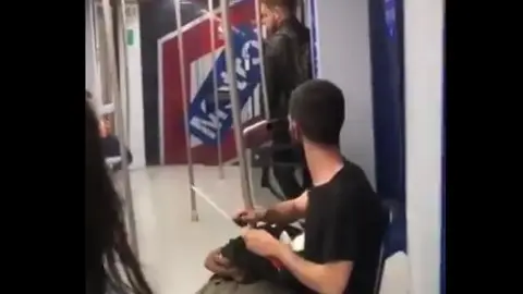 Un joven afilando un cuchillo en el Metro de Madrid Un joven afilando un cuchillo en el Metro de Madrid
