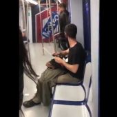 Un joven afilando un cuchillo en el Metro de Madrid
