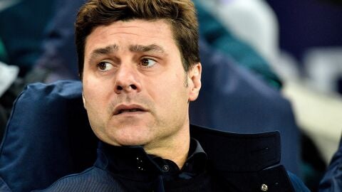 Pochettino, con gesto serio en el banquillo