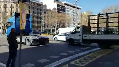 Un grupo de transportistas protestan en Barcelona por sus condiciones laborales