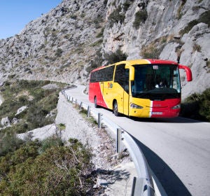 Autobús público a su paso por Sa Calobra, Mallorca Autobús público a su paso por Sa Calobra, Mallorca