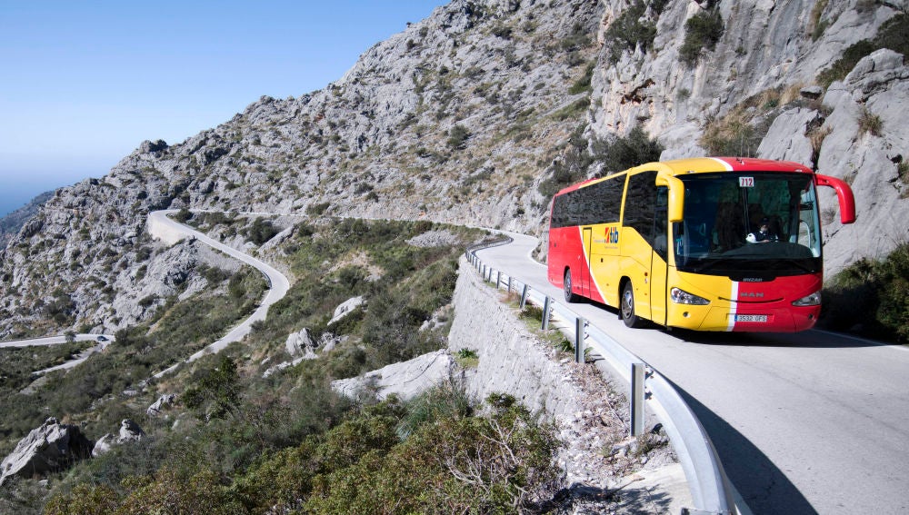 Autobús público a su paso por Sa Calobra, Mallorca