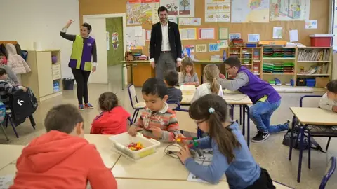 El regidor de Serveis Socials Àlvaro Escorihuela durant la visita a l´Aplec del darrer any. L´Ajuntament ofereix 115 plaçes en els col-legis Sarthou, Botànic Calduch i el CEE La Panderola.