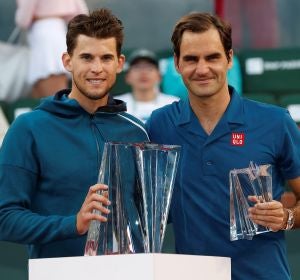 Dominic Thiem y Roger Federer posan con los trofeos tras la fina Dominic Thiem y Roger Federer posan con los trofeos tras la fina