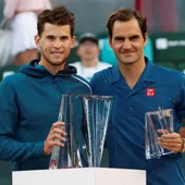 Dominic Thiem y Roger Federer posan con los trofeos tras la fina Dominic Thiem y Roger Federer posan con los trofeos tras la fina