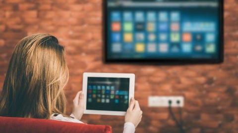 Mujer viendo la televisi&oacute;n