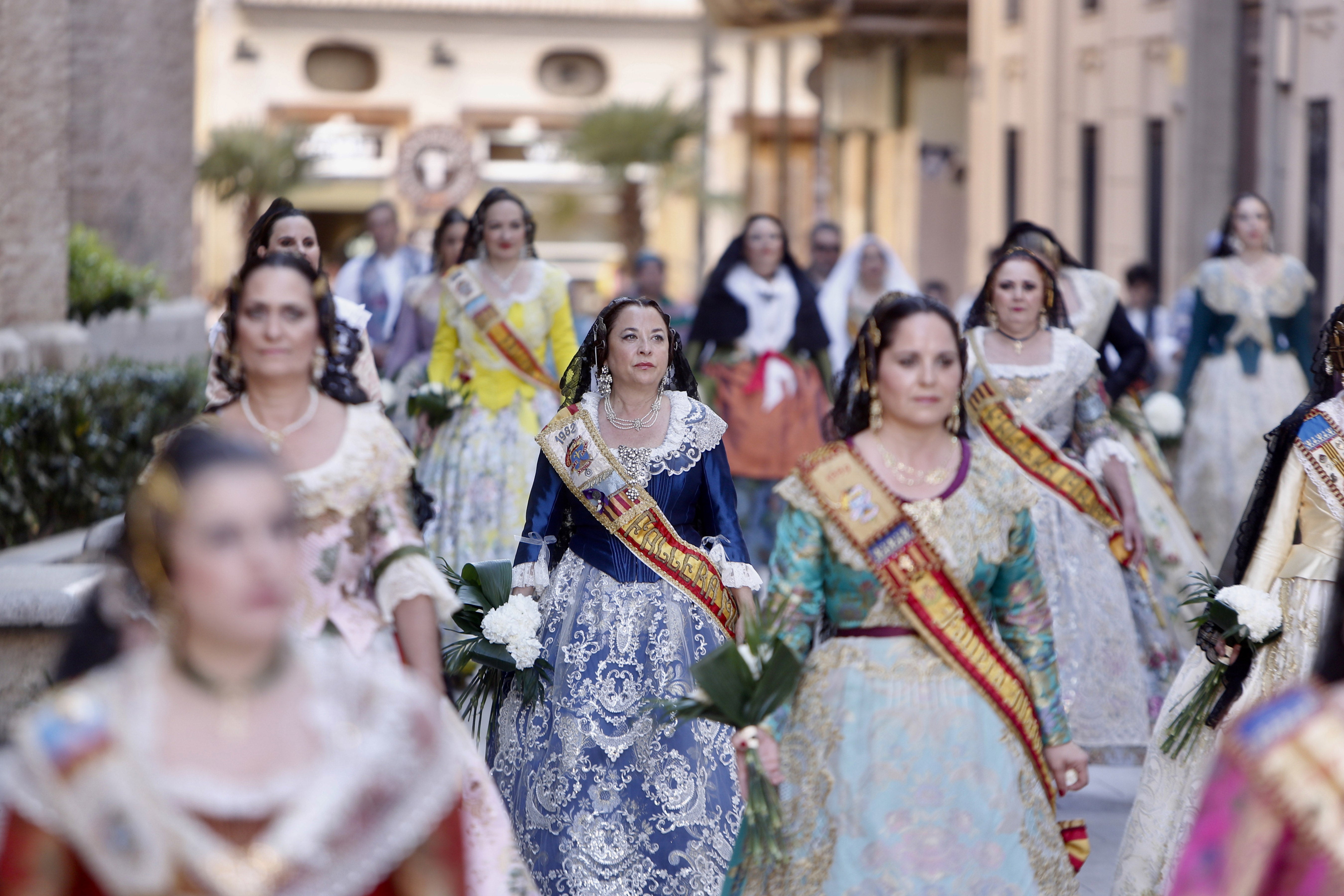 La Ofrenda de flores a la Virgen congrega en dos jornadas a más de cien mil falleros y músicos La Ofrenda de flores a la Virgen congrega en dos jornadas a más de cien mil falleros y músicos