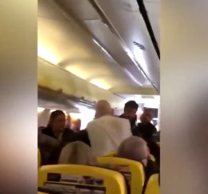 Pelea en un avión de Ryanair: un pasajero trata de arrancar la nariz a otro de un mordisco Pelea en un avión de Ryanair: un pasajero trata de arrancar la nariz a otro de un mordisco
