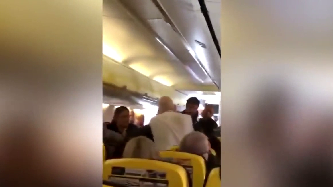 Pelea en un vuelo de Ryanair: un pasajero muerde la nariz a otro en pleno viaje Pelea en un vuelo de Ryanair: un pasajero muerde la nariz a otro en pleno viaje