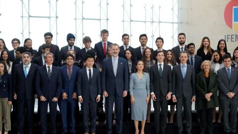  El rey Felipe VI, el presidente de la Comunidad de Madrid, &Aacute;ngel Garrido, el ministro de Ciencia, Pedro Duque, y la alcaldesa de Madrid, Manuela Carmena, entre otros asistentes, durante la inauguraci&oacute;n de la XXVIII edici&oacute;n del Harvard WorldMUN