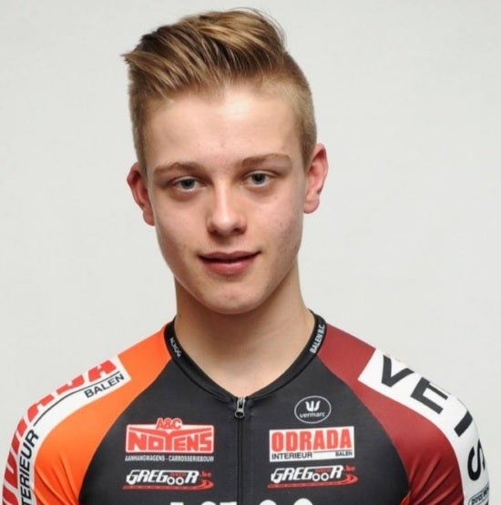 Un ciclista de 19 años muere atropellado por una furgoneta en plena carrera debido a la mala señalización Un ciclista de 19 años muere atropellado por una furgoneta en plena carrera debido a la mala señalización