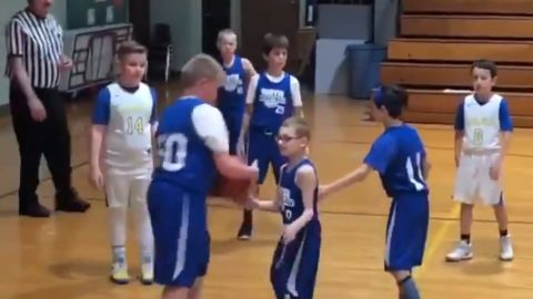 Emotiva escena en un partido de baloncesto
