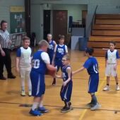 Emotiva escena en un partido de baloncesto