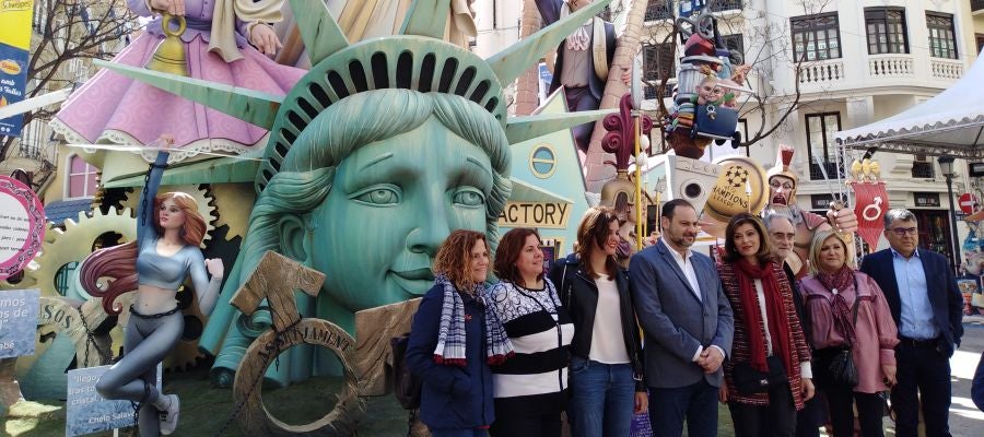 El Ministro de Fomento ha visitado diversas Fallas de la ciudad de València. El Ministro de Fomento ha visitado diversas Fallas de la ciudad de València.