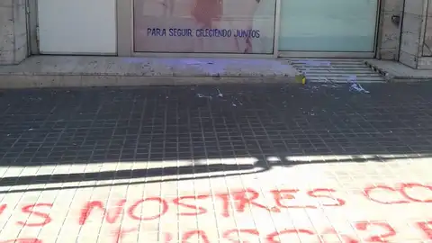 Pintada frente a la sede del PP Pintada frente a la sede del PP