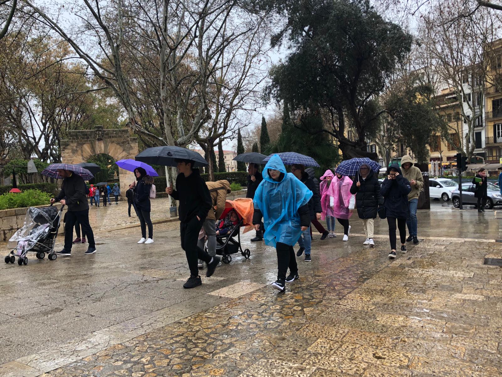 Una fuerte tormenta sorprende a Mallorca y Menorca y descarga hasta 25 litros por metro cuadrado en media hora Una fuerte tormenta sorprende a Mallorca y Menorca y descarga hasta 25 litros por metro cuadrado en media hora