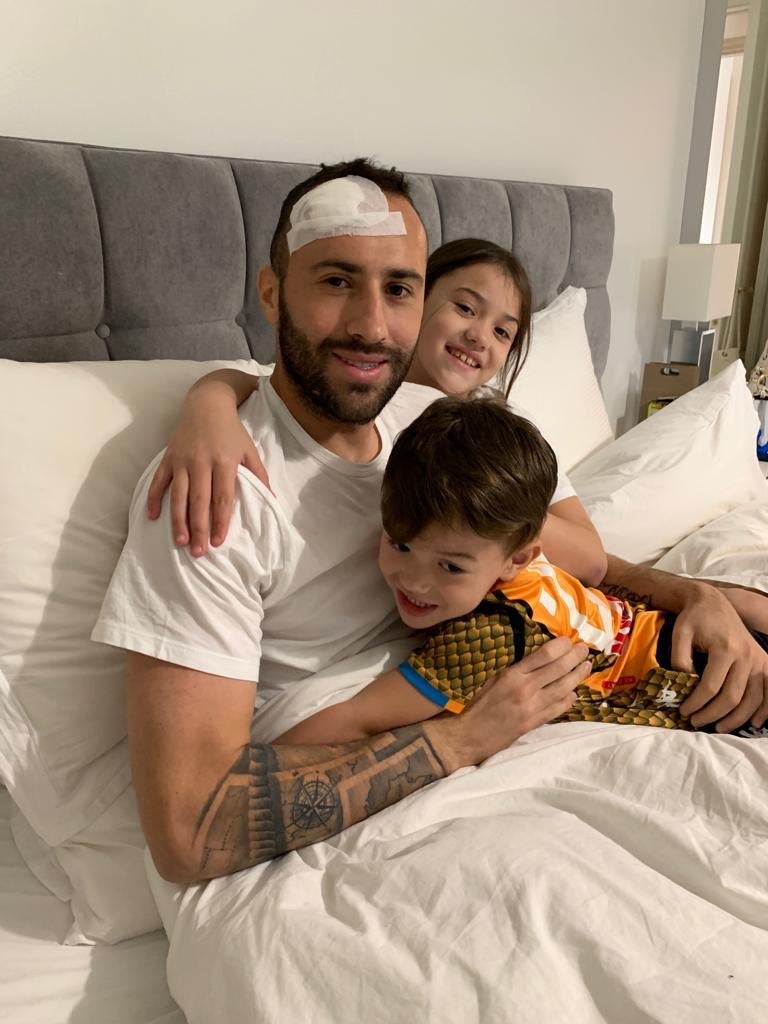 David Ospina recibe el alta tras desplomarse en el Nápoles-Udinese por una 'crisis transitoria': "Volveré más fuerte que nunca" David Ospina recibe el alta tras desplomarse en el Nápoles-Udinese por una 'crisis transitoria': "Volveré más fuerte que nunca"