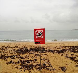 Señal que prohíbe el baño en la playa de Can Pere Antoni de Palma. Señal que prohíbe el baño en la playa de Can Pere Antoni de Palma.