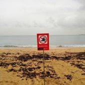 Señal que prohíbe el baño en la playa de Can Pere Antoni de Palma.  