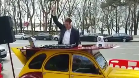 La peculiar forma de hacer campaña de Abel Caballero: se sube a un coche para hacer de DJ La peculiar forma de hacer campaña de Abel Caballero: se sube a un coche para hacer de DJ