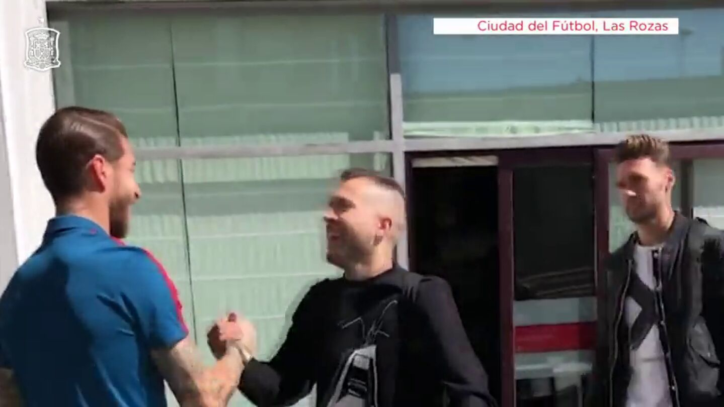 Sergio Ramos ejerce de capit&aacute;n y recibe a todos sus compa&ntilde;eros