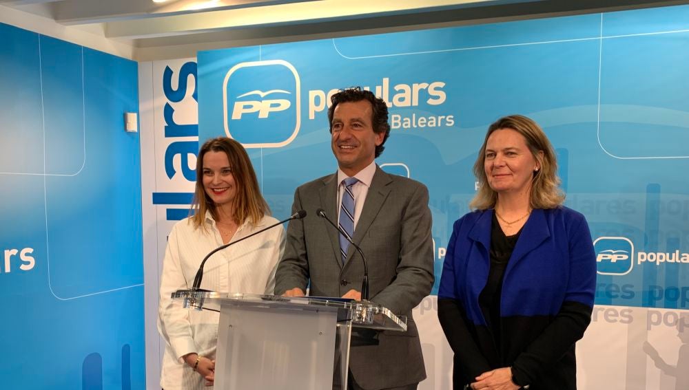 El presidente del PP balear, Biel Company, junto a Marga Prohens y Maria Salom.
