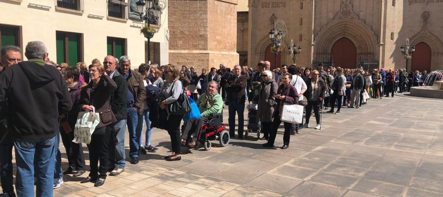 Cientos de castellonenses esperando para recoger el libro de las Fiestas de la Magdalena 2019 Cientos de castellonenses esperando para recoger el libro de las Fiestas de la Magdalena 2019