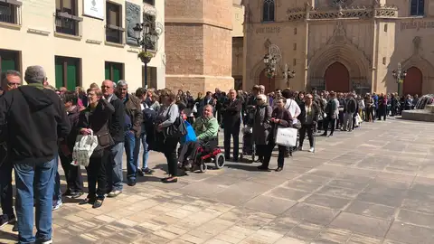 Cientos de castellonenses esperando para recoger el libro de las Fiestas de la Magdalena 2019 Cientos de castellonenses esperando para recoger el libro de las Fiestas de la Magdalena 2019