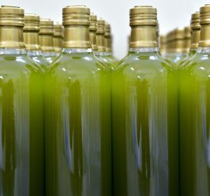 Imagen de archivo de botellas de aceite sin etiquetar. Imagen de archivo de botellas de aceite sin etiquetar.