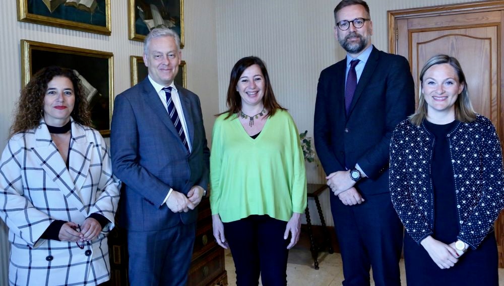 La presidenta del Govern de les Illes Balears, Francina Armengol, ha recibido en audiencia al embajador de Reino Unido en España, Simon Manley