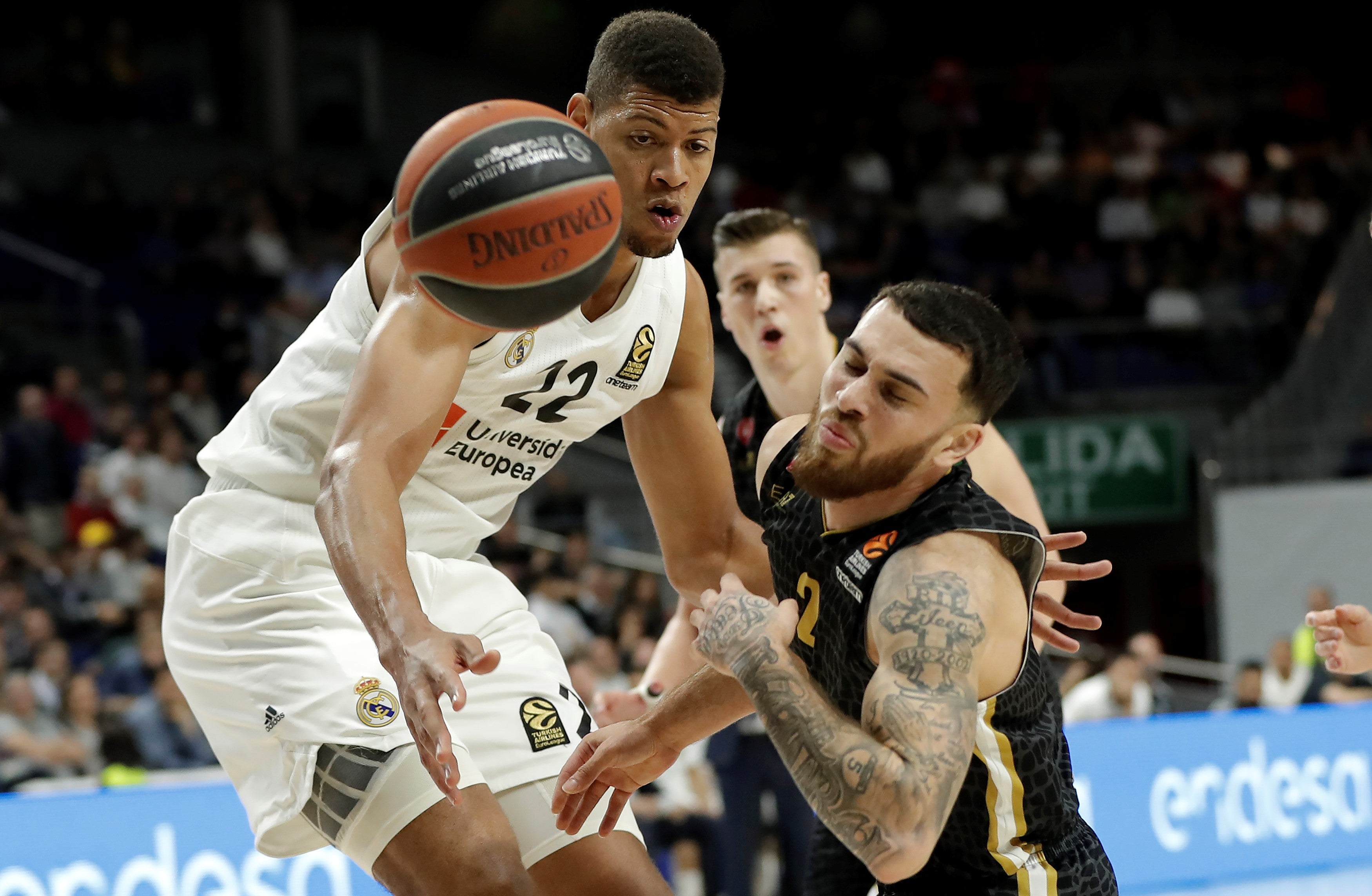 El Real Madrid sobrevive a la exhibición de Mike James en su victoria ante el Milan El Real Madrid sobrevive a la exhibición de Mike James en su victoria ante el Milan