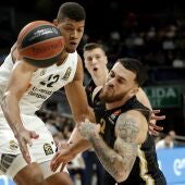 Tavares intenta detener a Mike James