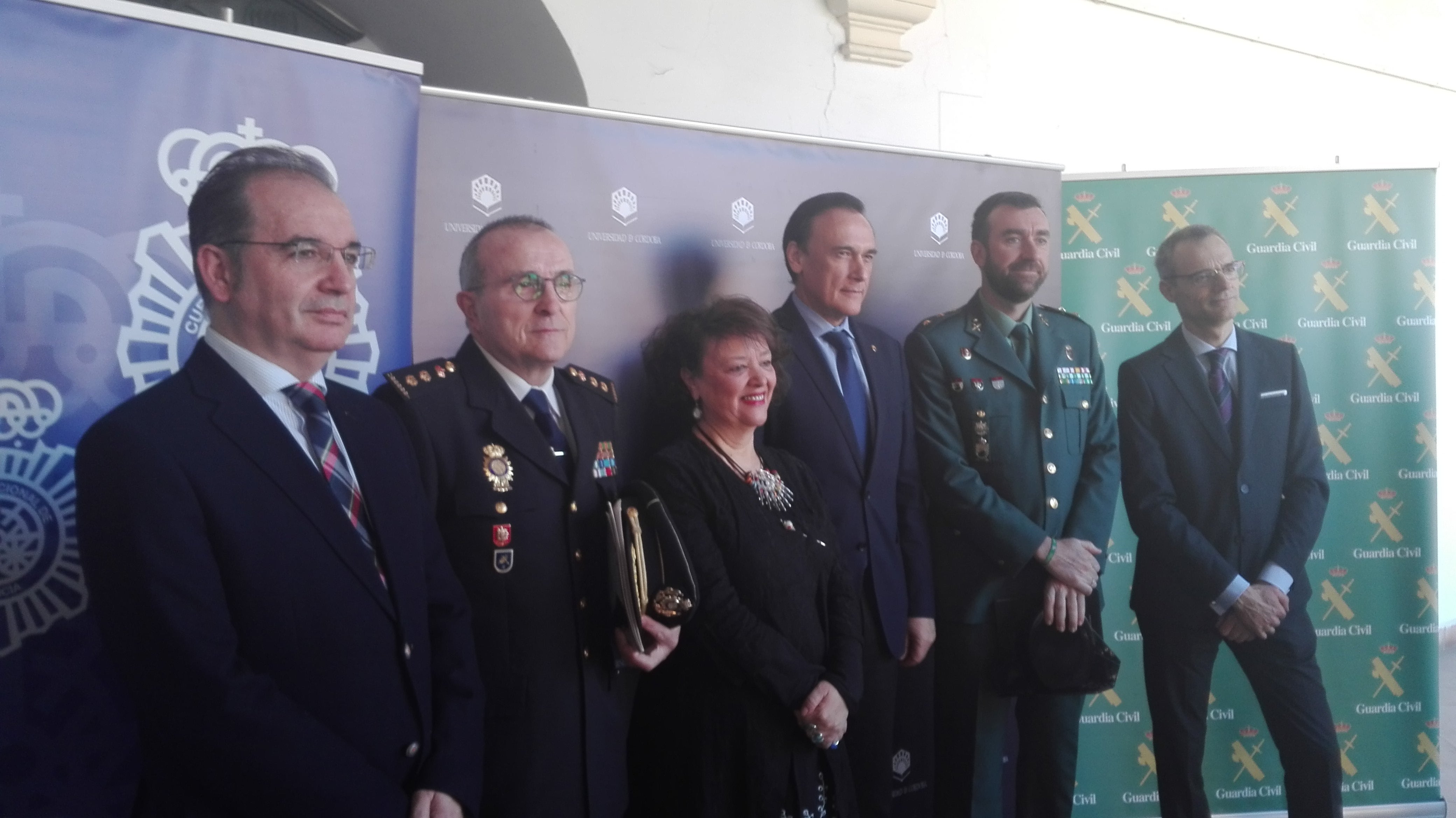 Los peligros del ciberespacio Los peligros del ciberespacio