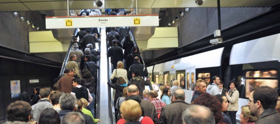 Numerosas personas son las que han utilizado el metro para desplazarse. Numerosas personas son las que han utilizado el metro para desplazarse.