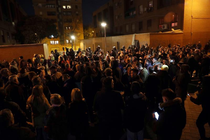 Disturbios en Vallecas con fuego y lanzamiento de objetos frente a la casa del presunto asesino de un vecino Disturbios en Vallecas con fuego y lanzamiento de objetos frente a la casa del presunto asesino de un vecino