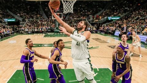 Nikola Mirotic encesta ante la defensa de los Lakers