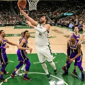 Nikola Mirotic encesta ante la defensa de los Lakers Nikola Mirotic encesta ante la defensa de los Lakers